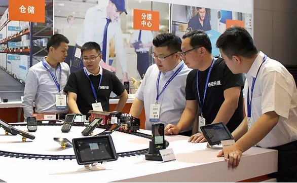 東集：智慧物流，以人為本