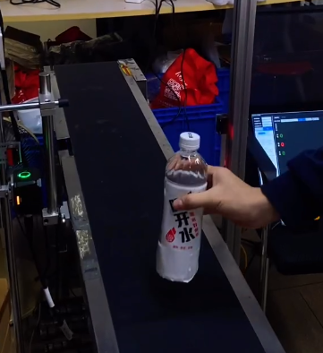 流水線側面安裝智能讀碼器，數據自動比對，掃碼成功綠燈亮，掃不上 / 混料立即紅燈報警 + 停機，從源頭防錯料，提升生產效率.png