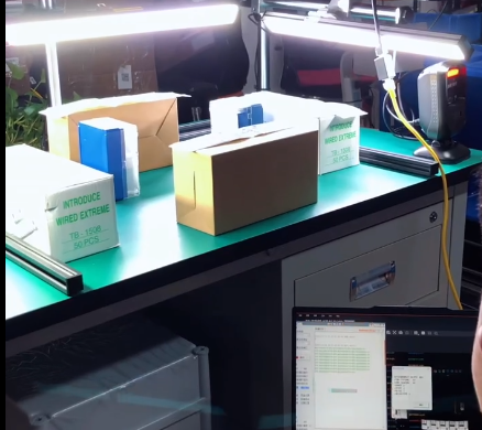 還在為人工掃碼慢、錯掃漏掃頭疼？這套定制工作臺批次掃碼設備全搞定！搭載 AI 讀碼算法，臟污、模糊條碼都能秒識別，批次信息實時同步系統(tǒng)，按需定制尺寸與接口，適配良好專屬場景～ #AI #批次溯源#定制掃碼設備 #自動掃碼工位.png